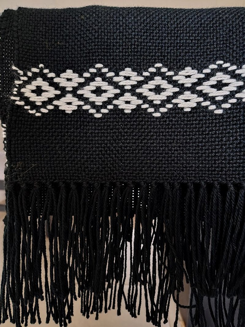 Ponchos Llal tejidas en telar artesanales